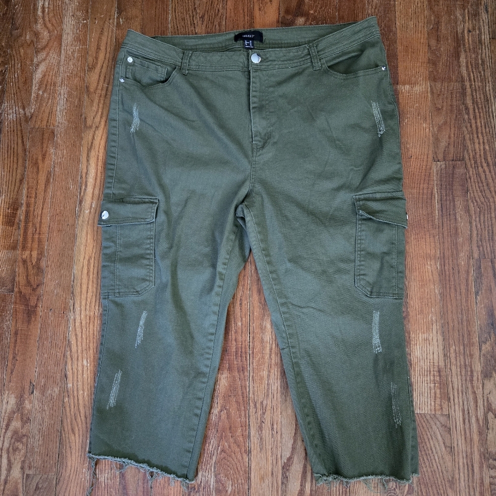 Forever 21 + Olive Green Cropped Cargo Jeans Size 20 Distressed Utility